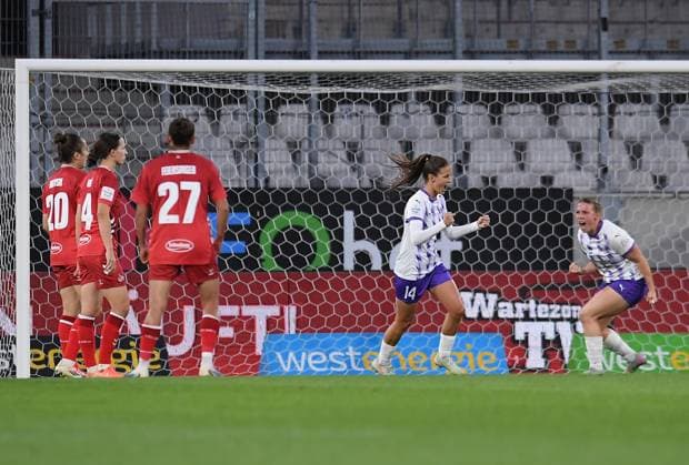 Soccer Google Pixel Womens Bundesliga Season 2025 2026 4 Matchday SGS Essen 1 FC Köln on 24 09 2025 at Stadion an der Hafenstraße in Essen Goal celebration to 1 2 by Shari van Belle SGS Essen DFB regulations prohibit any use of photographs as image sequences and or quasi video Nordrhein Westfalen Germany