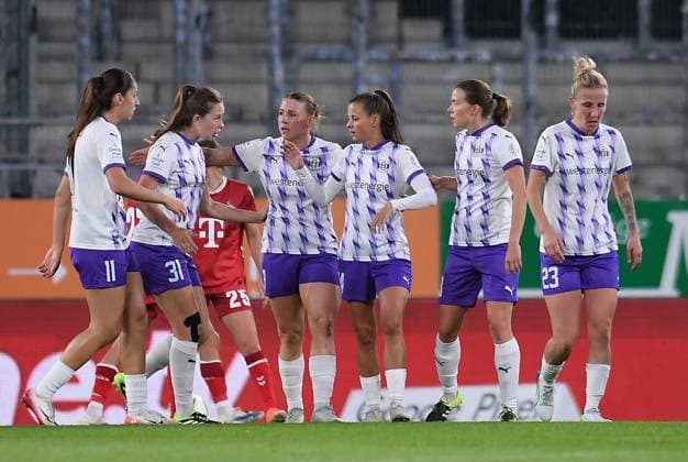 Soccer Google Pixel Womens Bundesliga Season 2025 2026 4 Matchday SGS Essen 1 FC Köln on 24 09 2025 at Stadion an der Hafenstraße in Essen Shari van Belle SGS Essen , middle after her goal to1 2 DFB regulations prohibit any use of photographs as image sequences and or quasi video Nordrhein Westfalen Germany