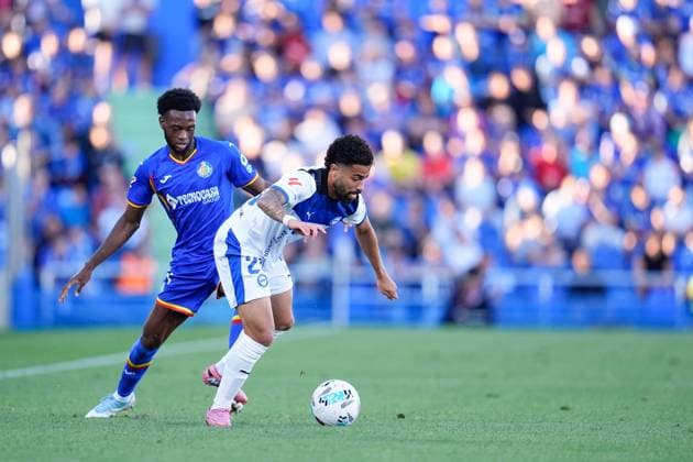 September 24, 2025, Getafe, Madrid, Spain: Calebe Goncalves of Deportivo Alaves and Abu Kamara of Getafe CF in action during the Spanish League, LaLiga EA Sports, football match played between Getafe CF and Deportivo Alaves at Coliseum de Getafe stadium on September 24, 2025, in Getafe, Spain. Getafe Spain - ZUMAa181 20250924_zaa_a181_081 Copyright: xDennisxAgyemanx