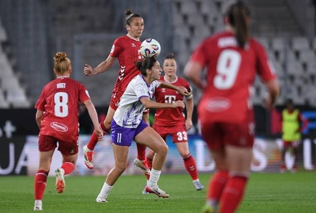 Soccer Google Pixel Womens Bundesliga Season 2025 2026 4 Matchday SGS Essen 1 FC Köln on 24 09 2025 at Stadion an der Hafenstraße in Essen Laura Vogt 1 FC Köln , left Sylwia Matysik 1 FC Köln , top Laureta Elmazi SGS Essen , bottom DFB regulations prohibit any use of photographs as image sequences and or quasi video Nordrhein Westfalen Germany