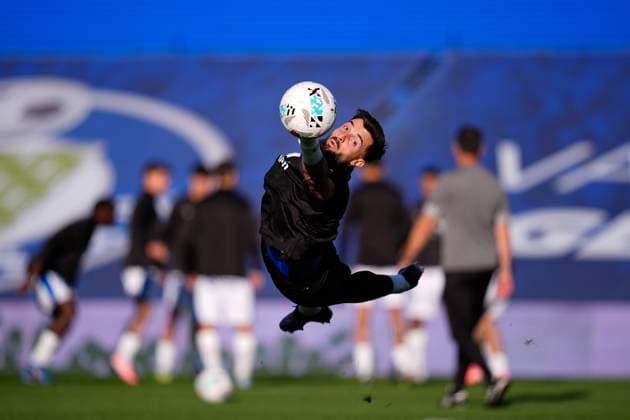 September 24, 2025, Getafe, Madrid, Spain: Antonio Sivera of Deportivo Alaves warms up during the Spanish League, LaLiga EA Sports, football match played between Getafe CF and Deportivo Alaves at Coliseum de Getafe stadium on September 24, 2025, in Getafe, Spain. Getafe Spain - ZUMAa181 20250924_zaa_a181_083 Copyright: xDennisxAgyemanx