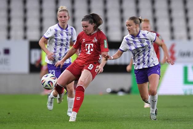 Soccer Google Pixel Womens Bundesliga Season 2025 2026 4 Matchday SGS Essen 1 FC Köln on 24 09 2025 at Stadion an der Hafenstraße in Essen Adriana Achcinska 1 FC Köln , left Paula Flach SGS Essen , right Julia Debitzki SGS Essen , back DFB regulations prohibit any use of photographs as image sequences and or quasi video Nordrhein Westfalen Germany
