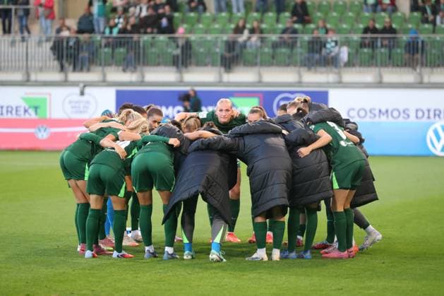 VfL Bremen, BL Frauen Wolfsburg, 24 09 2025, FUßBALL VfL Wolfsburg vs SV Werder Bremen, Google Pixel Frauen Bundesliga, Saison 2025 26 VfL Frauen Mannschaft im Kreis vor dem Spiel Wolfsburg