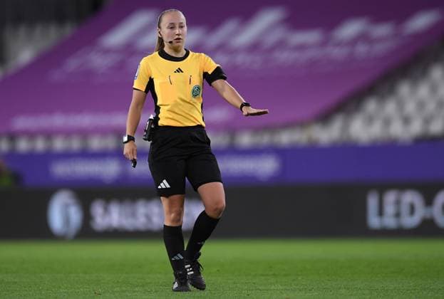 Soccer Google Pixel Womens Bundesliga Season 2025 2026 4 Matchday SGS Essen 1 FC Köln on 24 09 2025 at Stadion an der Hafenstraße in Essen Referee Lara Wolf DFB regulations prohibit any use of photographs as image sequences and or quasi video Nordrhein Westfalen Germany