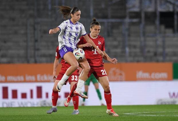 Soccer Google Pixel Womens Bundesliga Season 2025 2026 4 Matchday SGS Essen 1 FC Köln on 24 09 2025 at Stadion an der Hafenstraße in Essen Laureta Elmazi SGS Essen , front Sylwia Matysik 1 FC Köln , back DFB regulations prohibit any use of photographs as image sequences and or quasi video Nordrhein Westfalen Germany
