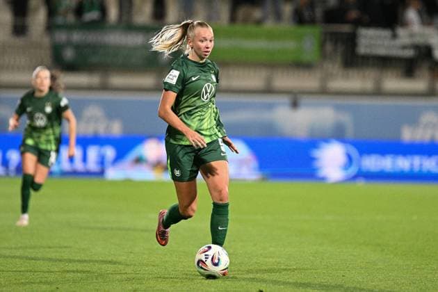 Soccer I Women I Season 2025 2026 I Bundesliga I 4 Matchday I VfL Wolfsburg SV Werder Bremen I 24 09 2025 Ella Peddemors 5, VfL Wolfsburg dribbles with the ball Crop, close-up, portrait, portrait, single photo, single image, body Wolfsburg AOK Stadium Lower Saxony Germany Copyright: xLobeca InesxHähnelx