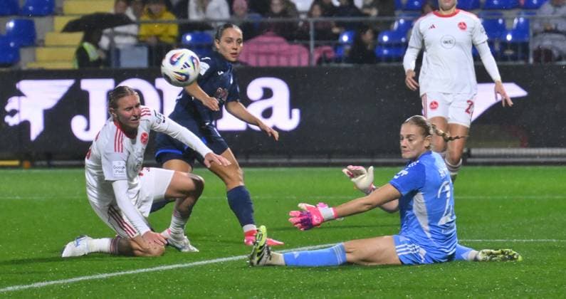 24 09 2025 Soccer season 2025 2026 1 Google Pixel Women Bundesliga 04 Matchday TSG Hoffenheim 1 FC Nürnberg FCN Club Clubfrauen Sportfoto Zink xwoxzix Laura Johanna Dick 1, TSG Hoffenheim with chance to score against Oliwia Wos 15, 1 FC Nürnberg FCN Larissa Rusek 21, 1 FC Nürnberg FCN