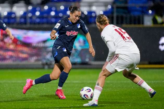 v li Linda Natter TSG, 11 , Oliwia Wos FCN, 15 , duel, duel, tackle, tackling, dynamics, action, action, 24 09 2025, Sinsheim Hoffenheim Germany , Football, Google Pixel Women Bundesliga, TSG 1899 Hoffenheim 1 FC Nürnberg, DFB DFL REGULATIONS PROHIBIT ANY USE OF PHOTOGRAPHS AS IMAGE SEQUENCES AND OR QUASI VIDEO xozx