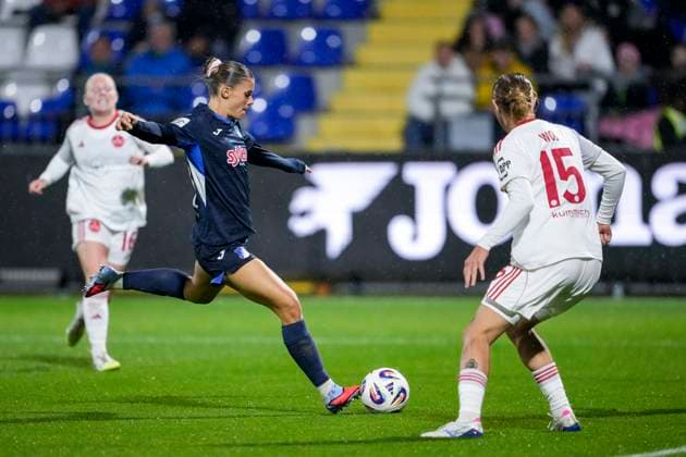 v li Selina Cerci TSG, 29 , Oliwia Wos FCN, 15 , duel, duel, tackle, tackling, dynamics, action, action, 24 09 2025, Sinsheim Hoffenheim Germany , Football, Google Pixel Women Bundesliga, TSG 1899 Hoffenheim 1 FC Nürnberg, DFB DFL REGULATIONS PROHIBIT ANY USE OF PHOTOGRAPHS AS IMAGE SEQUENCES AND OR QUASI VIDEO xozx