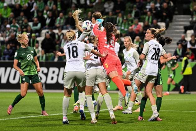 Soccer I Women I Season 2025 2026 I Bundesliga I Matchday 4 I VfL Wolfsburg SV Werder Bremen I 24 09 2025 Scramble in the Bremen penalty area, Mariella El Sherif 39, SV Werder Bremen fists the ball away Wolfsburg AOK Stadium Lower Saxony Germany Copyright: xLobeca InesxHähnelx