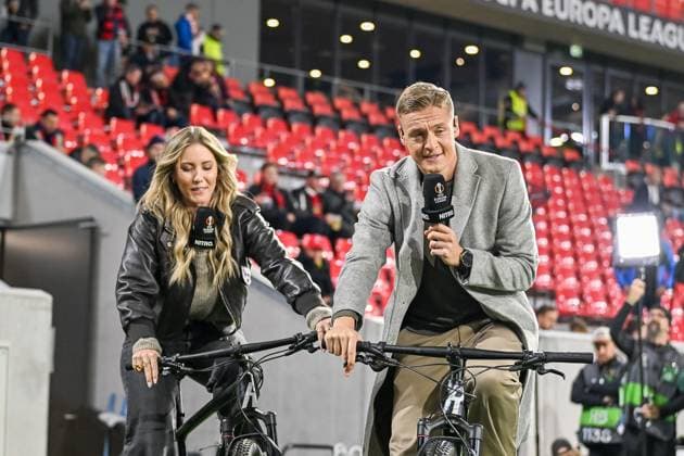 Laura Papendick and Felix Kroos arrive at the stadium by bike and present for RTL Nitro GER, SC Freiburg FC Basel, Football, Europa League, 1 Matchday, Season 2025 2026, 24 09 2025 GER, SC Freiburg FC Basel, Football, Europa League, 1 Matchday, Season 2025 2026, 24 09 2025 Freiburg Copyright: xEibner-Pressefoto ThomasxHessx EP_THS