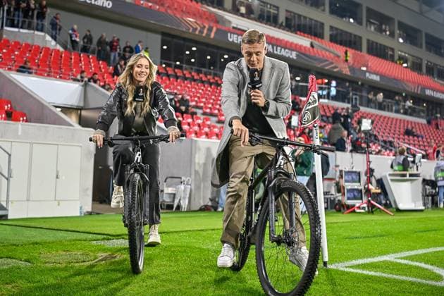 Laura Papendick and Felix Kroos arrive at the stadium by bike and present for RTL Nitro GER, SC Freiburg FC Basel, Football, Europa League, 1 Matchday, Season 2025 2026, 24 09 2025 GER, SC Freiburg FC Basel, Football, Europa League, 1 Matchday, Season 2025 2026, 24 09 2025 Freiburg Copyright: xEibner-Pressefoto ThomasxHessx EP_THS