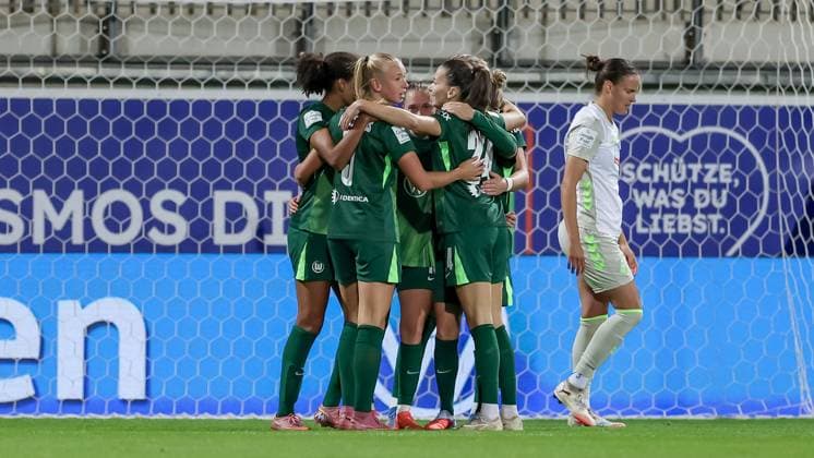 Players of VfL Wolfsburg with goal celebration, cheering, jubilant, optimistic, game scene, highlight, joy about the goal to 2 0, THE DFB REGULATIONS PROHIBIT ANY USE OF PHOTOGRAPHS AS IMAGE SEQUENCES AND OR QUASI VIDEO , 24 09 2025, Wolfsburg Germany , Football, Google Pixel Womens Bundesliga, VfL Wolfsburg SV Werder Bremen xobx