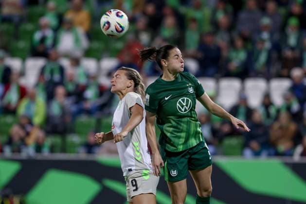 from left Medina Desic SV Werder Bremen, 9 and Caitlin Dijkstra VfL Wolfsburg, 3 in header duel, header, duel, action, action, match scene, THE DFB REGULATIONS PROHIBIT ANY USE OF PHOTOGRAPHS AS IMAGE SEQUENCES AND OR QUASI VIDEO , 24 09 2025, Wolfsburg Germany , Football, Google Pixel Womens Bundesliga, VfL Wolfsburg SV Werder Bremen xobx