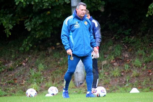 24 09 2025, xmohx, Fußball 3 Liga, 1 FC Saarbrücken Training v l Trainer Alois Schwartz 1 FC Saarbruecken DFL DFB REGULATIONS PROHIBIT ANY USE OF PHOTOGRAPHS as IMAGE SEQUENCES and or QUASI VIDEO Saarbrücken
