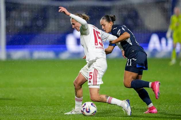 v li Oliwia Wos FCN, 15 , Linda Natter TSG, 11 , duel, duel, tackle, tackling, dynamics, action, action, 24 09 2025, Sinsheim Hoffenheim Germany , Football, Google Pixel Women Bundesliga, TSG 1899 Hoffenheim 1 FC Nürnberg, DFB DFL REGULATIONS PROHIBIT ANY USE OF PHOTOGRAPHS AS IMAGE SEQUENCES AND OR QUASI VIDEO xozx