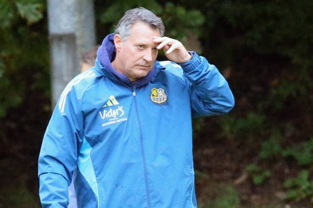 24 09 2025, xmohx, Fußball 3 Liga, 1 FC Saarbrücken Training v l Trainer Alois Schwartz 1 FC Saarbruecken Disappointed, sad, frustrated DFL DFB REGULATIONS PROHIBIT ANY USE OF PHOTOGRAPHS as IMAGE SEQUENCES and or QUASI VIDEO Saarbrücken