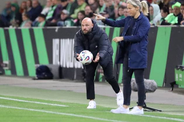 VfL Bremen, BL Women Wolfsburg, 24 09 2025, FUßBALL VfL Wolfsburg vs SV Werder Bremen, Google Pixel Women Bundesliga, Season 2025 26 Head Coach Stephan Lerch VfL Wolfsburg , Head Coach Friederike Kromp Werder Bremen Wolfsburg