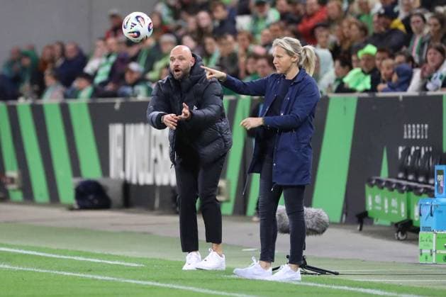 VfL Bremen, BL Women Wolfsburg, 24 09 2025, FUßBALL VfL Wolfsburg vs SV Werder Bremen, Google Pixel Women Bundesliga, Season 2025 26 Head Coach Stephan Lerch VfL Wolfsburg , Head Coach Friederike Kromp Werder Bremen Wolfsburg