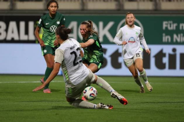 VfL Bremen, BL Frauen Wolfsburg, 24 09 2025, FUßBALL VfL Wolfsburg vs SV Werder Bremen, Google Pixel Frauen Bundesliga, Saison 2025 26 Janou Levels VfL Wolfsburg scores goal for 2 0, Hanna Nemeth Werder Bremen Wolfsburg