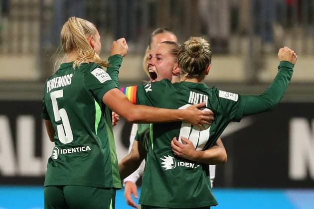 VfL Bremen, BL Frauen Wolfsburg, 24 09 2025, FUßBALL VfL Wolfsburg vs SV Werder Bremen, Google Pixel Frauen Bundesliga, Saison 2025 26 Janou Levels VfL Wolfsburg cheers with the team after her goal to make it 2 0 Wolfsburg