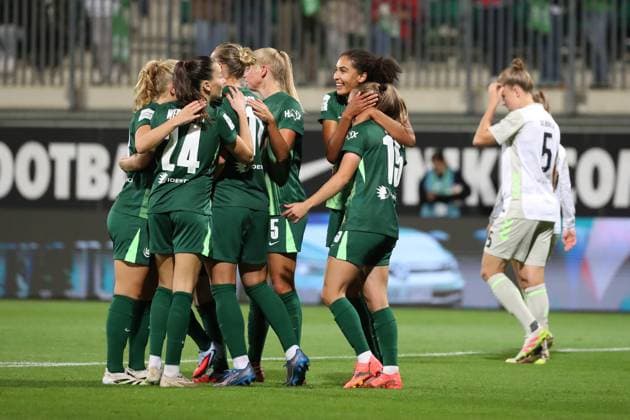 VfL Bremen, BL Frauen Wolfsburg, 24 09 2025, FUßBALL VfL Wolfsburg vs SV Werder Bremen, Google Pixel Frauen Bundesliga, Saison 2025 26 Janou Levels VfL Wolfsburg cheers with the team after her goal to make it 2 0 Wolfsburg