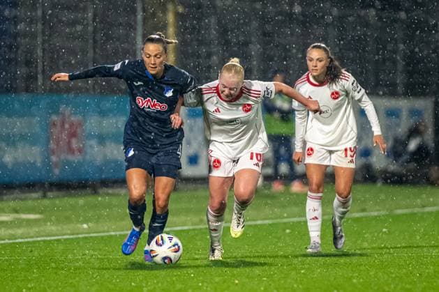GPFBL TSG Hoffenheim 1 FC Nürnberg 24 09 2025 Lisann Kaut 4 TSG and Sanja Homann 19 FCN fight for the ball in rainy weather GPFBL TSG Hoffenheim vs 1 FC Nürnberg, on 24 09 2025 at Dietmar Hopp Stadion in Hoffenheim Copyright: xBEAUTIFULxSPORTS Gelhardtx