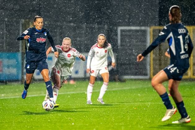 GPFBL TSG Hoffenheim 1 FC Nürnberg 24 09 2025 Lisann Kaut 4 TSG and Aleigh Gambone 16 FCN fight for the ball in wet weather GPFBL TSG Hoffenheim vs 1 FC Nürnberg, on 24 09 2025 at Dietmar Hopp Stadion in Hoffenheim Copyright: xBEAUTIFULxSPORTS Gelhardtx