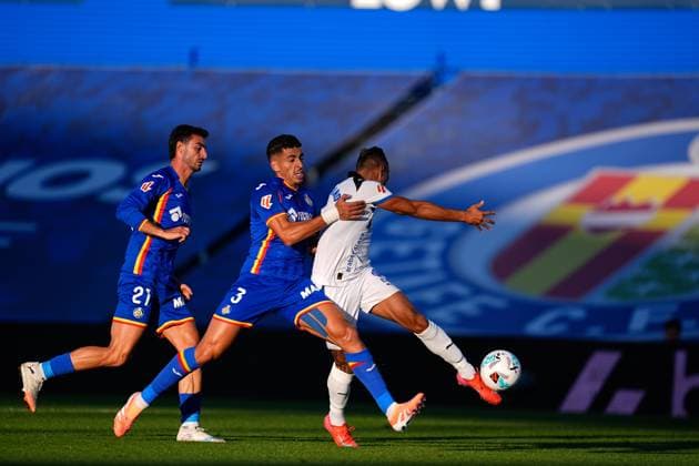 September 24, 2025, Getafe, Madrid, Spain: Mariano Diaz of Deportivo Alaves in action during the Spanish League, LaLiga EA Sports, football match played between Getafe CF and Deportivo Alaves at Coliseum de Getafe stadium on September 24, 2025, in Getafe, Spain. Getafe Spain - ZUMAa181 20250924_zaa_a181_090 Copyright: xDennisxAgyemanx