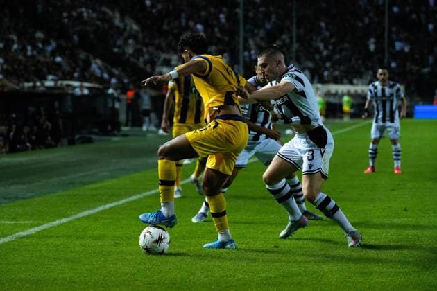 PAOK v Maccabi Tel Aviv - UEFA Europa League THESSALONIKI, GREECE - SEPTEMBER 24: PAOK’s defender Jonjoe Kenny and Maccabi’s defender Roy Revivo in action during the football match between PAOK and Maccabi Tel Aviv on the 1st day of the 1st round of the League Phase of the Europa League at Toumba Stadium in Thessaloniki, Greece on September 24, 2025. Konstantinos Tsakalidis Anadolu Thessaloniki Greece. Editorial use only. Please get in touch for any other usage.  Copyright: x2025xAnadoluxKonstantinosxTsakalidisx