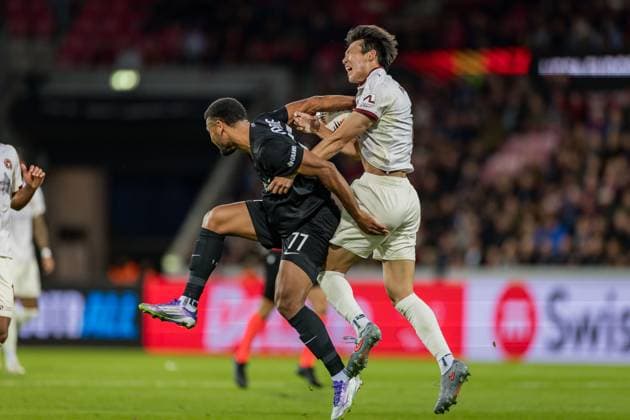 SOCCER - UEFA EL, Midtjylland vs Sturm HERNING,DENMARK,24.SEP.25 - SOCCER - UEFA Europa League, FC Midtjylland vs SK Sturm Graz. Image shows Maurice Malone (Sturm) and Han-Beom Lee (Midtjylland).  GEPAxpictures xMatthiasxTrinkl