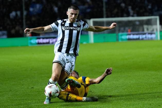 PAOK v Maccabi Tel Aviv - UEFA Europa League THESSALONIKI, GREECE - SEPTEMBER 24: Maccabi’s Sagiv Jehezkel fights for the ball with PAOK’s defender Jonjoe Kenny during the football match between PAOK and Maccabi Tel Aviv on the 1st day of the 1st round of the League Phase of the Europa League at Toumba Stadium in Thessaloniki, Greece on September 24, 2025. Konstantinos Tsakalidis Anadolu Thessaloniki Greece. Editorial use only. Please get in touch for any other usage.  Copyright: x2025xAnadoluxKonstantinosxTsakalidisx