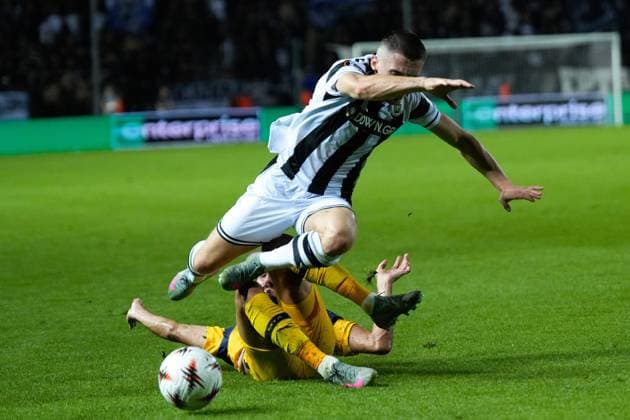 PAOK v Maccabi Tel Aviv - UEFA Europa League THESSALONIKI, GREECE - SEPTEMBER 24: Maccabi’s Sagiv Jehezkel fights for the ball with PAOK’s defender Jonjoe Kenny during the football match between PAOK and Maccabi Tel Aviv on the 1st day of the 1st round of the League Phase of the Europa League at Toumba Stadium in Thessaloniki, Greece on September 24, 2025. Konstantinos Tsakalidis Anadolu Thessaloniki Greece. Editorial use only. Please get in touch for any other usage.  Copyright: x2025xAnadoluxKonstantinosxTsakalidisx