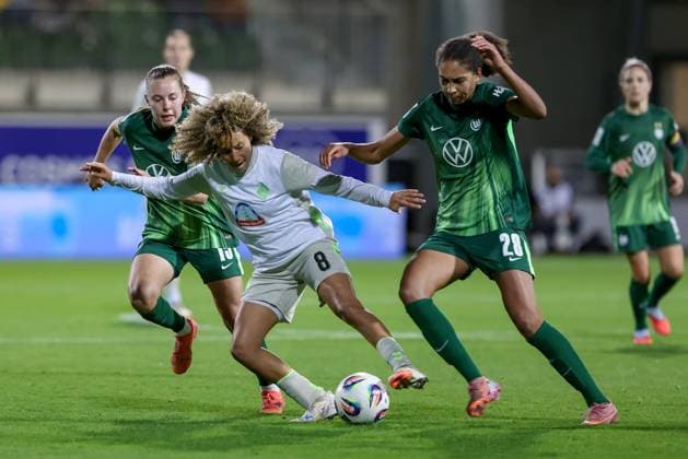from left Janou Levels VfL Wolfsburg, 15 , Amira Arfaoui SV Werder Bremen, 8 and Cora Zicai VfL Wolfsburg, 28 in duel, duel, dynamic, action, action, game scene, THE DFB REGULATIONS PROHIBIT ANY USE OF PHOTOGRAPHS AS IMAGE SEQUENCES AND OR QUASI VIDEO , 24 09 2025, Wolfsburg Germany , Football, Google Pixel Womens Bundesliga, VfL Wolfsburg SV Werder Bremen xobx