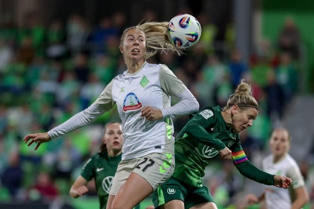 from left Sharon Beck SV Werder Bremen, 27 and Svenja Huth VfL Wolfsburg, 10 in header duel, header, duel, action, action, game scene, THE DFB REGULATIONS PROHIBIT ANY USE OF PHOTOGRAPHS AS IMAGE SEQUENCES AND OR QUASI VIDEO , 24 09 2025, Wolfsburg Germany , Football, Google Pixel Womens Bundesliga, VfL Wolfsburg SV Werder Bremen xobx
