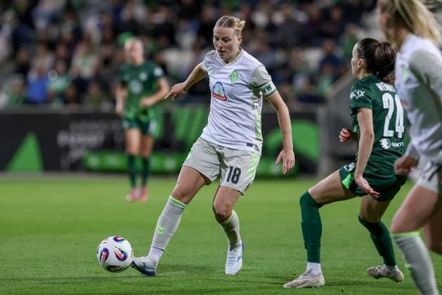 Lina Hausicke SV Werder Bremen, 18 on the ball, single image, full body, action, action, game scene, THE DFB GUIDELINES PROHIBIT ANY USE OF PHOTOGRAPHS AS IMAGE SEQUENCES AND OR QUASI VIDEO DFB REGULATIONS PROHIBIT ANY USE OF PHOTOGRAPHS AS IMAGE SEQUENCES AND OR QUASI VIDEO , 24 09 2025, Wolfsburg Germany , Soccer, Google Pixel Womens Bundesliga, VfL Wolfsburg SV Werder Bremen xobx
