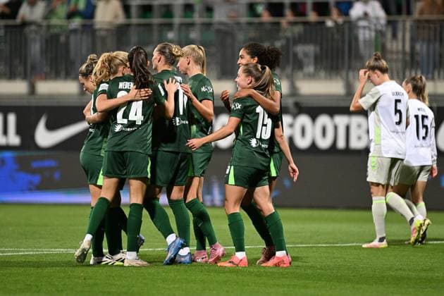 Soccer I Women I Season 2025 2026 I Bundesliga I 4 Matchday I VfL Wolfsburg SV Werder Bremen I 24 09 2025 Goal celebration Janou Johanna Theodora Levels 15, VfL Wolfsburg with the team Wolfsburg AOK Stadium Lower Saxony Germany Copyright: xLobeca InesxHähnelx