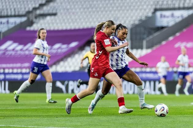 GOOGLE PIXEL Womens Bundesliga, SGS Essen 1 FC Köln 24 09 2025 duel Carlotta Imping 1 FC Köln, 14 , Vanessa Fürst SGS Essen, 8 GOOGLE PIXEL Womens Bundesliga, SGS Essen 1 FC Köln, Essen, Stadion an der Hafenstrasse on 24 09 2025 DFB REGULATIONS PROHIBIT ANY USE OF PHOTOGRAPHS AS IMAGE SEQUENCES AND OR QUASI VIDEO Copyright: xBEAUTIFULxSPORTS Wunderlx