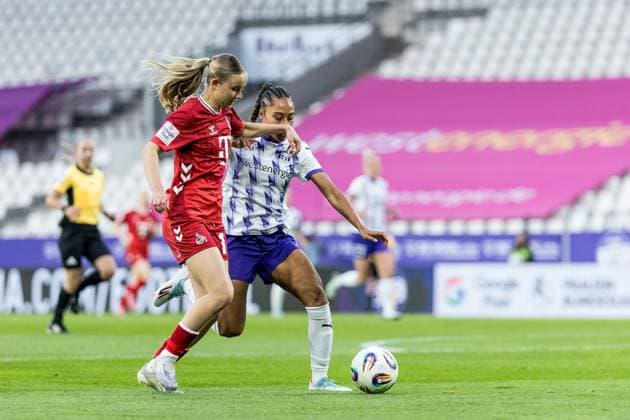 GOOGLE PIXEL Womens Bundesliga, SGS Essen 1 FC Köln 24 09 2025 duel Carlotta Imping 1 FC Köln, 14 , Vanessa Fürst SGS Essen, 8 GOOGLE PIXEL Womens Bundesliga, SGS Essen 1 FC Köln, Essen, Stadion an der Hafenstrasse on 24 09 2025 DFB REGULATIONS PROHIBIT ANY USE OF PHOTOGRAPHS AS IMAGE SEQUENCES AND OR QUASI VIDEO Copyright: xBEAUTIFULxSPORTS Wunderlx
