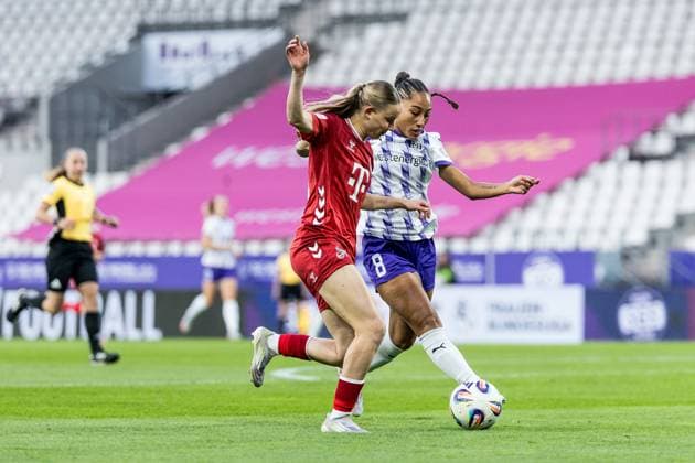 GOOGLE PIXEL Womens Bundesliga, SGS Essen 1 FC Köln 24 09 2025 duel Carlotta Imping 1 FC Köln, 14 , Vanessa Fürst SGS Essen, 8 GOOGLE PIXEL Womens Bundesliga, SGS Essen 1 FC Köln, Essen, Stadion an der Hafenstrasse on 24 09 2025 DFB REGULATIONS PROHIBIT ANY USE OF PHOTOGRAPHS AS IMAGE SEQUENCES AND OR QUASI VIDEO Copyright: xBEAUTIFULxSPORTS Wunderlx