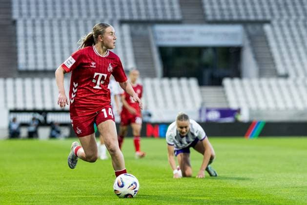 GOOGLE PIXEL Frauen Bundesliga, SGS Essen 1 FC Köln 24 09 2025 Carlotta Imping 1 FC Köln, 14 am Ball GOOGLE PIXEL Frauen Bundesliga, SGS Essen 1 FC Köln, Essen, Stadion an der Hafenstrasse am 24 09 2025 DFB REGULATIONS PROHIBIT ANY USE OF PHOTOGRAPHS AS IMAGE SEQUENCES AND OR QUASI VIDEO Copyright: xBEAUTIFULxSPORTS Wunderlx