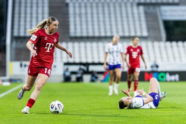 GOOGLE PIXEL Frauen Bundesliga, SGS Essen 1 FC Köln 24 09 2025 Zweikampf Carlotta Imping 1 FC Köln, 14 , Paula Flach SGS Essen, 5 GOOGLE PIXEL Frauen Bundesliga, SGS Essen 1 FC Köln, Essen, Stadion an der Hafenstrasse am 24 09 2025 DFB REGULATIONS PROHIBIT ANY USE OF PHOTOGRAPHS AS IMAGE SEQUENCES AND OR QUASI VIDEO Copyright: xBEAUTIFULxSPORTS Wunderlx