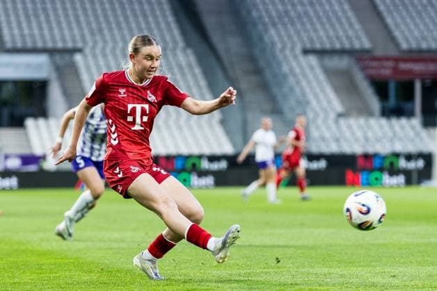 GOOGLE PIXEL Womens Bundesliga, SGS Essen 1 FC Köln 24 09 2025 Carlotta Imping 1 FC Köln, 14 shoots GOOGLE PIXEL Womens Bundesliga, SGS Essen 1 FC Köln, Essen, Stadion an der Hafenstrasse on 24 09 2025 DFB REGULATIONS PROHIBIT ANY USE OF PHOTOGRAPHS AS IMAGE SEQUENCES AND OR QUASI VIDEO Copyright: xBEAUTIFULxSPORTS Wunderlx