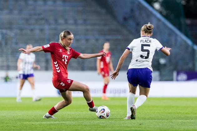 GOOGLE PIXEL Frauen Bundesliga, SGS Essen 1 FC Köln 24 09 2025 Zweikampf Carlotta Imping 1 FC Köln, 14 , Paula Flach SGS Essen, 5 GOOGLE PIXEL Frauen Bundesliga, SGS Essen 1 FC Köln, Essen, Stadion an der Hafenstrasse am 24 09 2025 DFB REGULATIONS PROHIBIT ANY USE OF PHOTOGRAPHS AS IMAGE SEQUENCES AND OR QUASI VIDEO Copyright: xBEAUTIFULxSPORTS Wunderlx