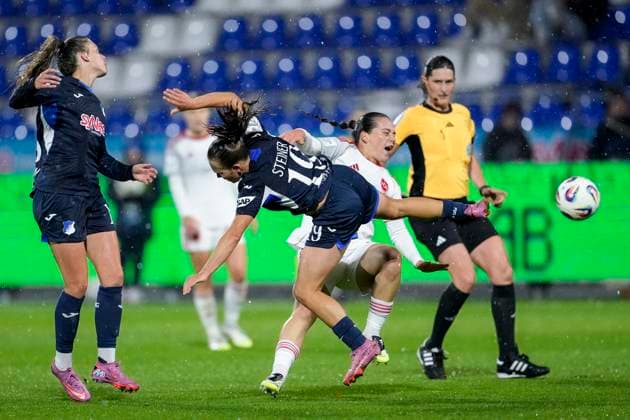 v li Valesca Ampoorter TSG, 18 , Marie Steiner TSG, 19 , Jonna Brengel FCN, 10 , duel, duel scene, duel, tackle, tackling, dynamics, action, action, 24 09 2025, Sinsheim Hoffenheim Germany , Football, Google Pixel Women Bundesliga, TSG 1899 Hoffenheim 1 FC Nürnberg, DFB DFL REGULATIONS PROHIBIT ANY USE OF PHOTOGRAPHS AS IMAGE SEQUENCES AND OR QUASI VIDEO xozx