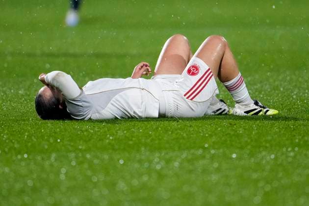 Jonna Brengel FCN, 10 lies on the grass, player, player of 1 FC Nuremberg, injured, injury, injury break, action, action scene, looking disappointed, disappointment, frustration, disappointed, pessimistic, 24 09 2025, Sinsheim Hoffenheim Germany , Soccer, Google Pixel Women Bundesliga, TSG 1899 Hoffenheim 1 FC Nürnberg, DFB DFL REGULATES PROHIBIT ANY USE OF PHOTOGRAPHS AS IMAGE SEQUENCES AND OR QUASI VIDEO xozx