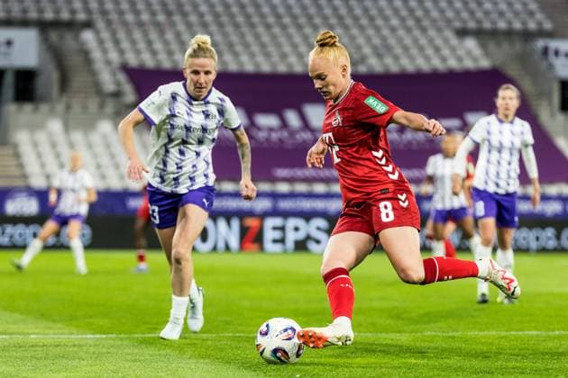 GOOGLE PIXEL Womens Bundesliga, SGS Essen 1 FC Köln 24 09 2025 duel Julia Debitzki SGS Essen, 23 , Laura Vogt 1 FC Köln, 8 GOOGLE PIXEL Womens Bundesliga, SGS Essen 1 FC Köln, Essen, Stadion an der Hafenstrasse on 24 09 2025 DFB REGULATIONS PROHIBIT ANY USE OF PHOTOGRAPHS AS IMAGE SEQUENCES AND OR QUASI VIDEO Copyright: xBEAUTIFULxSPORTS Wunderlx