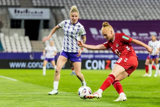 GOOGLE PIXEL Womens Bundesliga, SGS Essen 1 FC Köln 24 09 2025 duel Julia Debitzki SGS Essen, 23 , Laura Vogt 1 FC Köln, 8 GOOGLE PIXEL Womens Bundesliga, SGS Essen 1 FC Köln, Essen, Stadion an der Hafenstrasse on 24 09 2025 DFB REGULATIONS PROHIBIT ANY USE OF PHOTOGRAPHS AS IMAGE SEQUENCES AND OR QUASI VIDEO Copyright: xBEAUTIFULxSPORTS Wunderlx