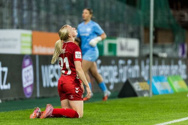 GOOGLE PIXEL Frauen Bundesliga, SGS Essen 1 FC Köln 24 09 2025 Anna Gerhardt 1 FC Köln, 21 frustrated on the ground GOOGLE PIXEL Frauen Bundesliga, SGS Essen 1 FC Köln, Essen, Stadion an der Hafenstrasse on 24 09 2025 DFB REGULATIONS PROHIBIT ANY USE OF PHOTOGRAPHS AS IMAGE SEQUENCES AND OR QUASI VIDEO Copyright: xBEAUTIFULxSPORTS Wunderlx