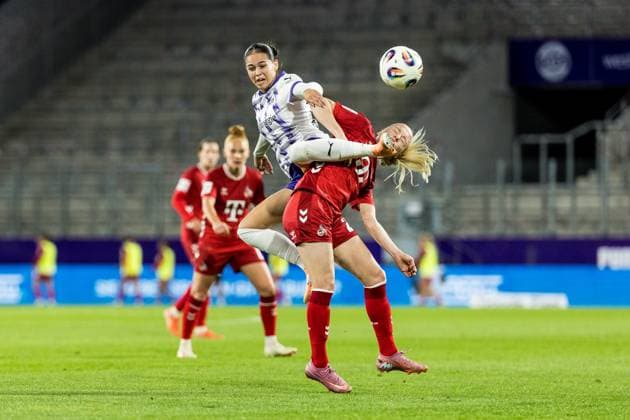 GOOGLE PIXEL Womens Bundesliga, SGS Essen 1 FC Köln 24 09 2025 duel Kassandra Potsi SGS Essen, 28 , Anna Gerhardt 1 FC Köln, 21 GOOGLE PIXEL Womens Bundesliga, SGS Essen 1 FC Köln, Essen, Stadion an der Hafenstrasse on 24 09 2025 DFB REGULATIONS PROHIBIT ANY USE OF PHOTOGRAPHS AS IMAGE SEQUENCES AND OR QUASI VIDEO Copyright: xBEAUTIFULxSPORTS Wunderlx